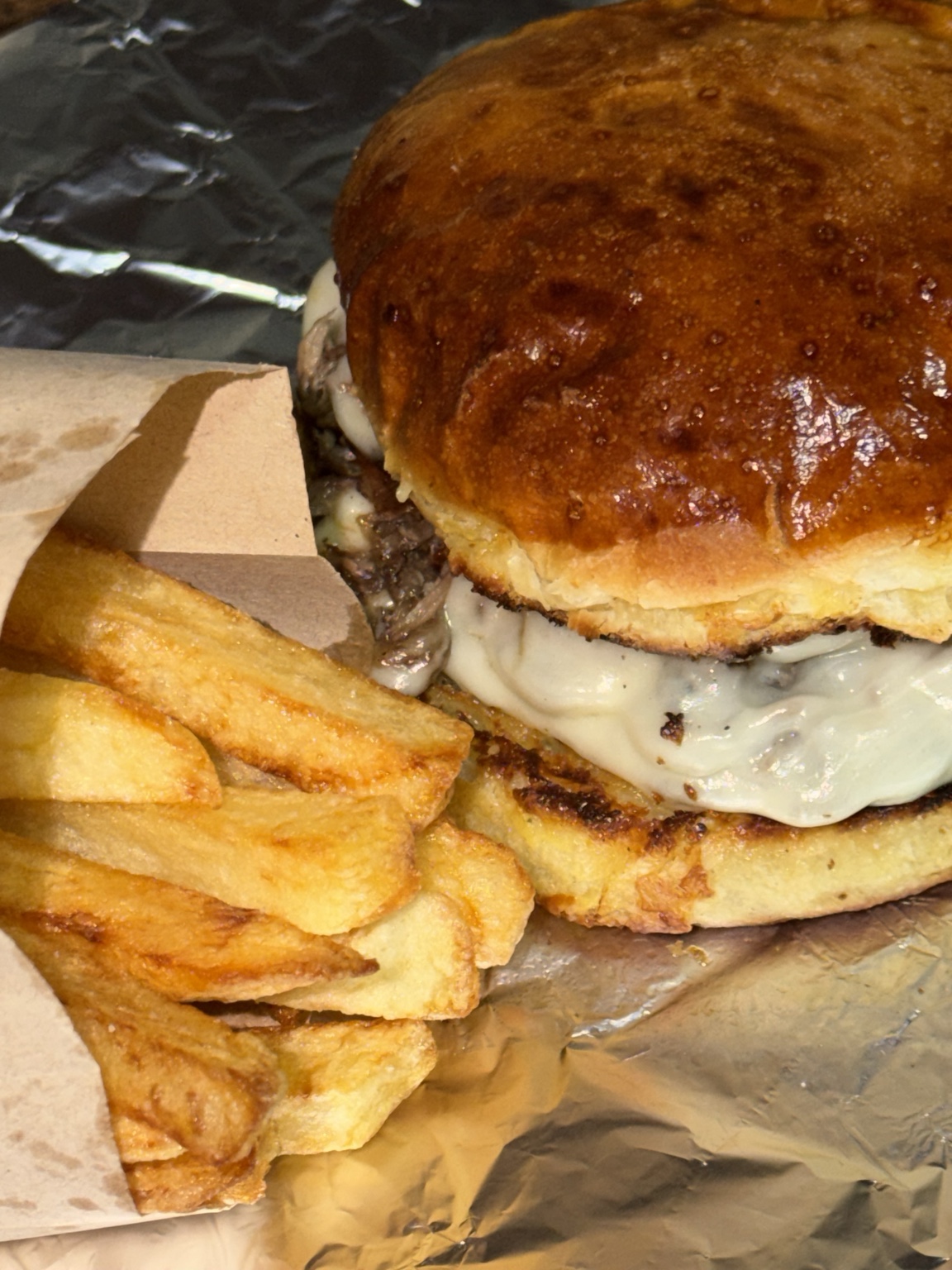 Hamburguesa real de Bondio con bondiola, queso derretido y papas fritas