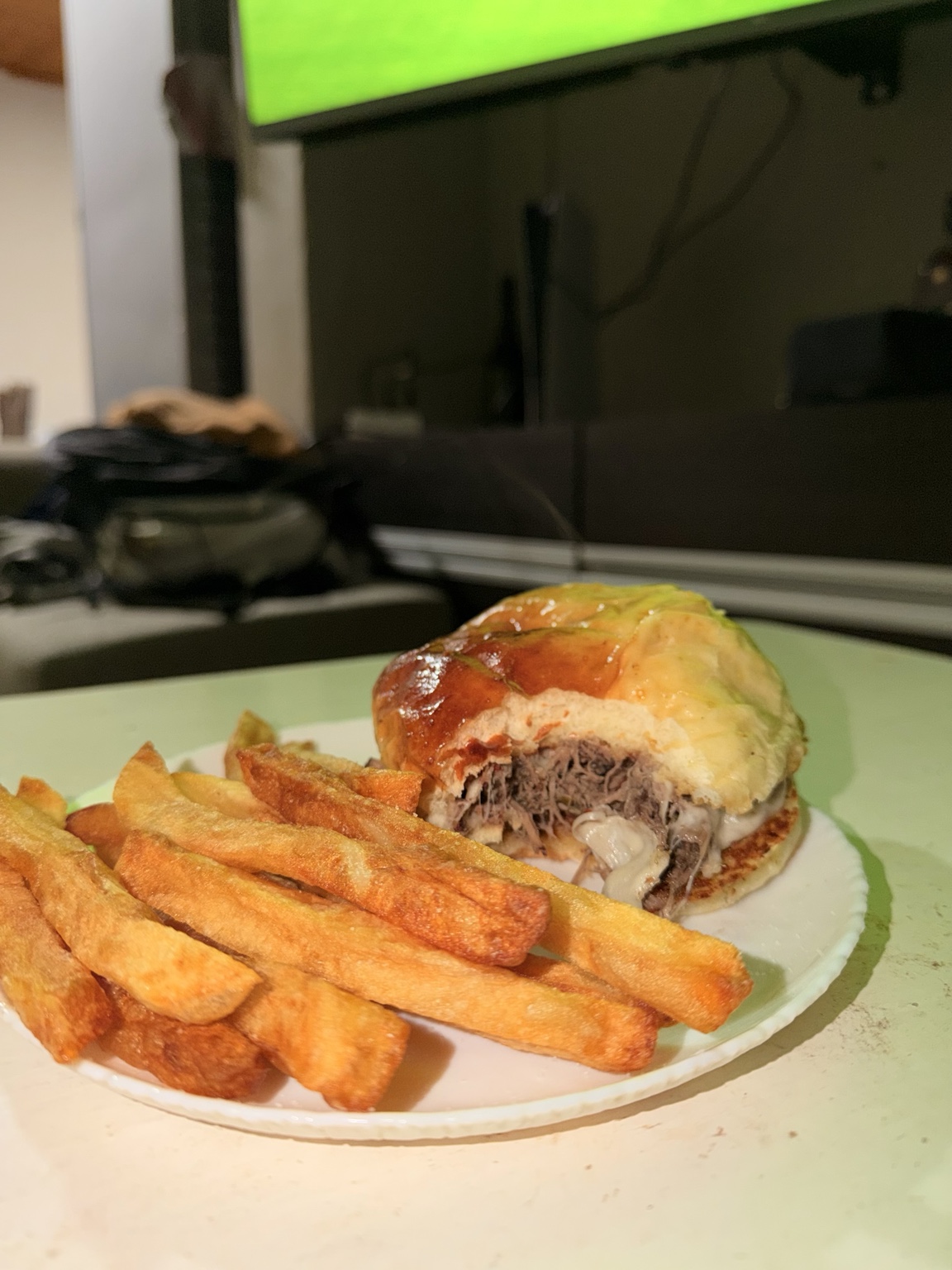 Bondio cortada acompañada con papas