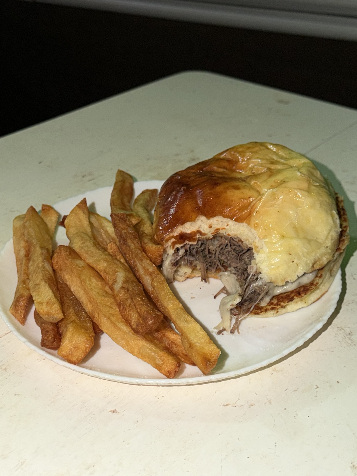 Hamburguesa cortada y papas fritas
